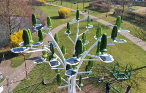 Dettaglio delle microturbine AeroLeaf del Wind Tree che producono energia con brezze leggere